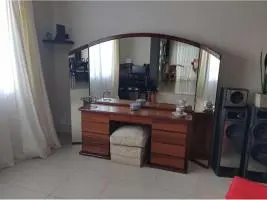 Mueble tipo cómoda de madera con amplio espejo - Imagen 1