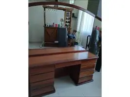 Mueble tipo cómoda de madera con amplio espejo - Imagen 3