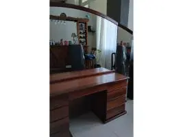 Mueble tipo cómoda de madera con amplio espejo - Imagen 5