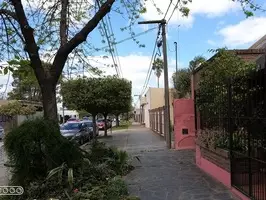 Casa con patio y garaje, amueblada, en Chacabuco